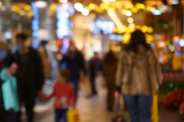 模糊的背景。购物中心画廊与人。图片下载