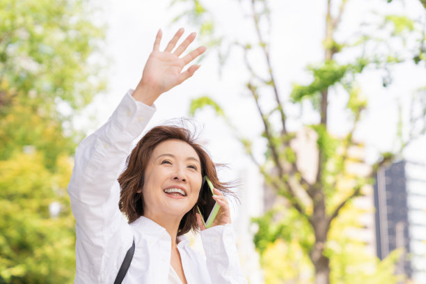 打电话的老年妇女图片下载