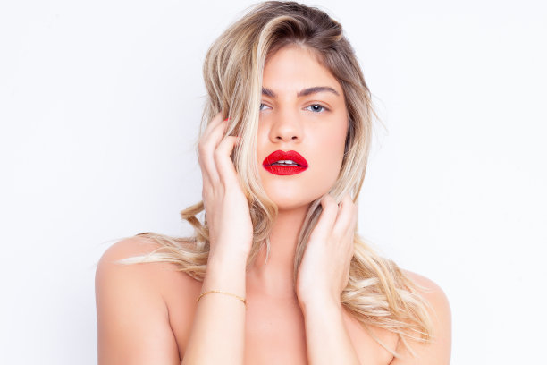 完美的年轻女子肖像与愉快的面部表情图片下载