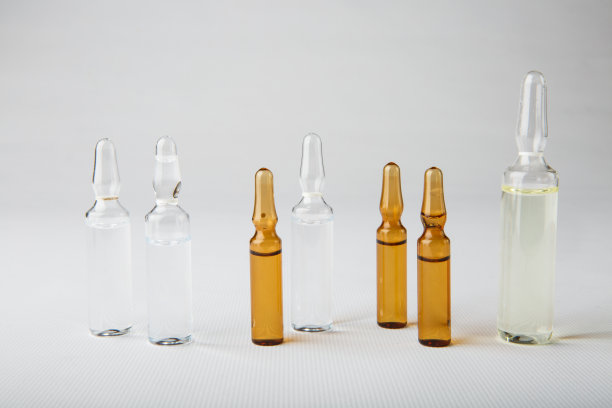 在白色背景上分离的注射用医用安瓿。药物和疾病治疗，药理学和科学概念素材图片