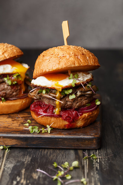 垃圾食品-自制牛肉汉堡在复古的木制背景图片下载