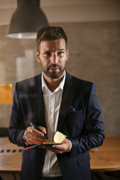 会议室的商人在玻璃墙上使用便利贴。图片下载