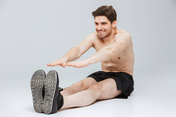 一个微笑的半裸的年轻运动员的肖像图片下载