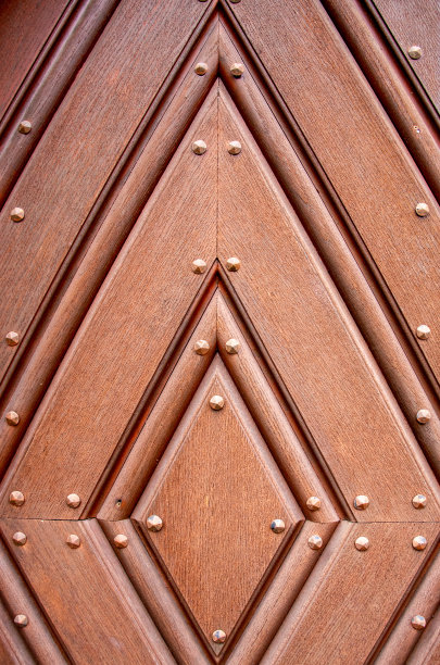 一个历史建筑的旧木门的细节图片下载