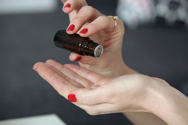 女性手里拿着一瓶精油图片下载