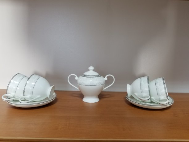 架子上一堆白色的碗图片下载