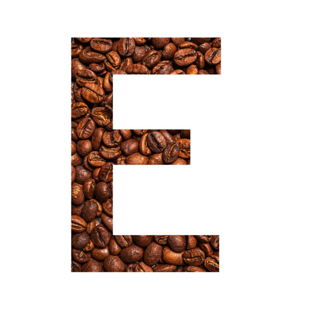 在白色背景上分离的咖啡豆制成的字母E图片下载