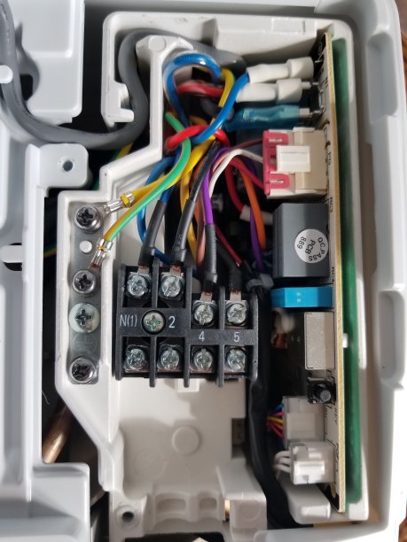 一个电路板的电子元件的微距照片图片下载