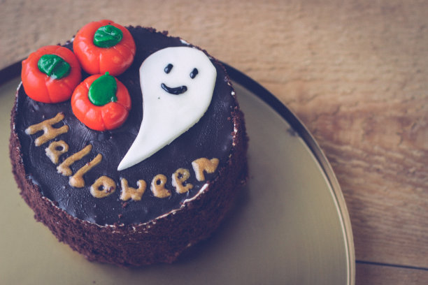 万圣节概念-美味的巧克力蛋糕万圣节与南瓜，鬼和题字万圣节图片下载