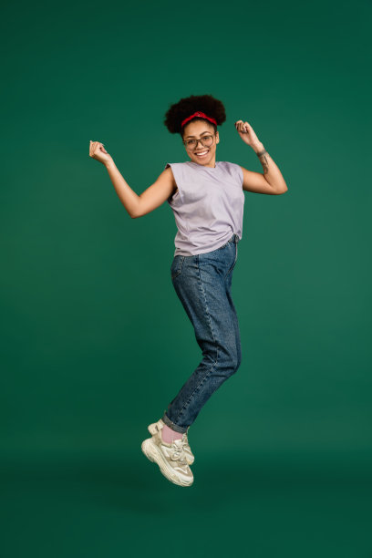 非裔美国妇女的肖像被隔离在带有拷贝空间的绿色工作室背景上图片下载