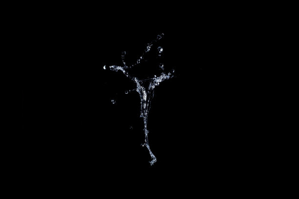 水花孤立的黑色背景。图片下载
