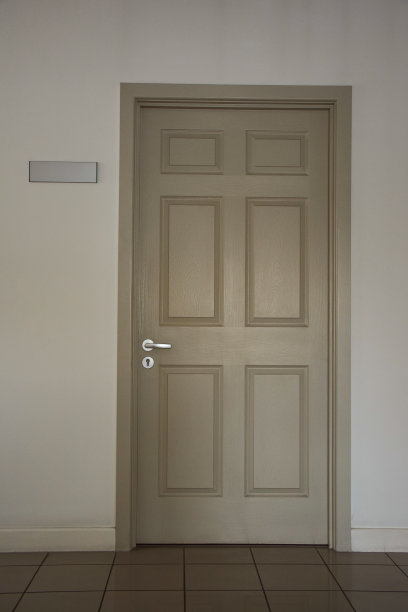 一个办公室的关闭的光门，在左边的墙上有一个空白的标志图片下载