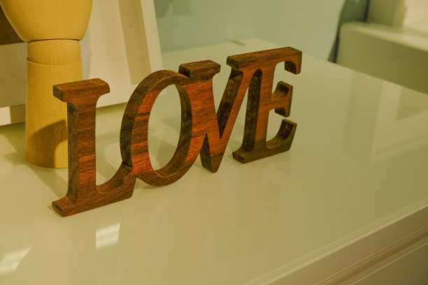 木制的爱装饰板上的白色马桶特写。木字,信。家居装饰。家庭室内设计。圣情人节图片下载
