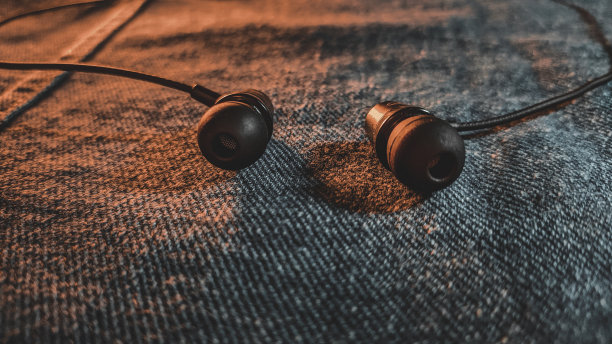 牛仔裤上的耳机是黑色的图片下载
