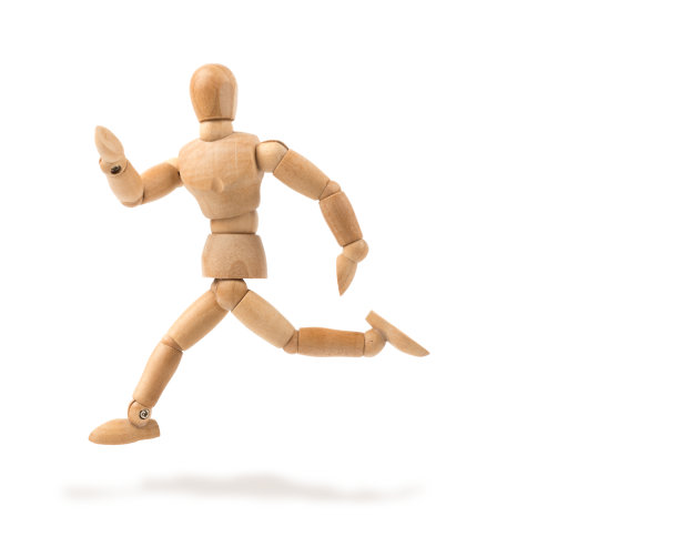 木制人体模型跑着转过身来图片下载