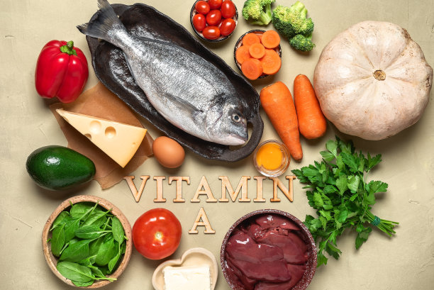 健康均衡的食物背景。富含维生素a的食物:火鸡肝，蔬菜，新鲜的鱼，黄油和奶酪。俯视图，平放。图片下载