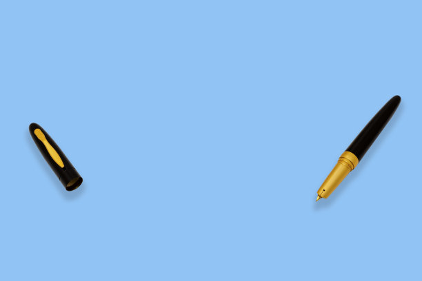 自上而下视图-打开黑色金头钢笔，封面在左边，蓝色背景，文字空间。图片下载