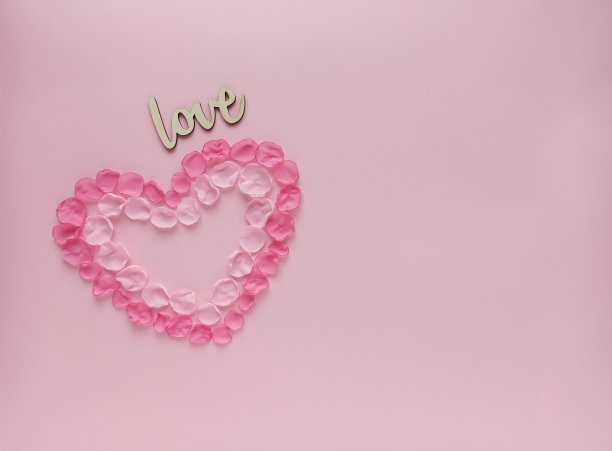 情人节贺卡，背景有一颗心的花瓣图片下载