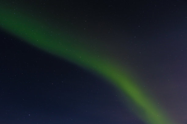 北极光映衬着繁星点点的天空图片下载