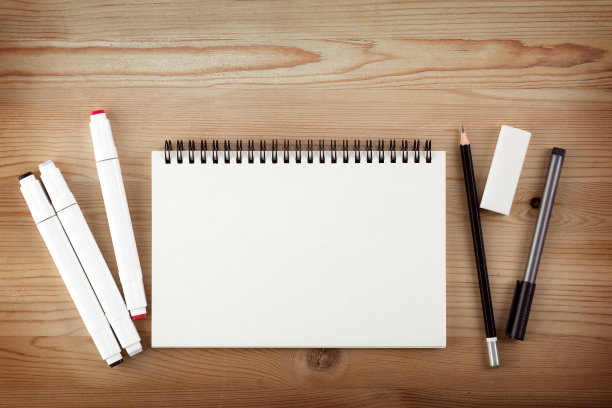 素描本，绘图标记，铅笔，橡皮和线条在一个木制的背景，平面布局俯视图图片下载