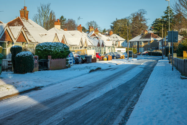 在新冠肺炎封锁期间，空旷的冬季雪路在英国小镇图片下载