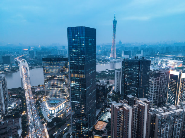 航拍暮色中的广州城市风光和金融区的现代建筑图片下载