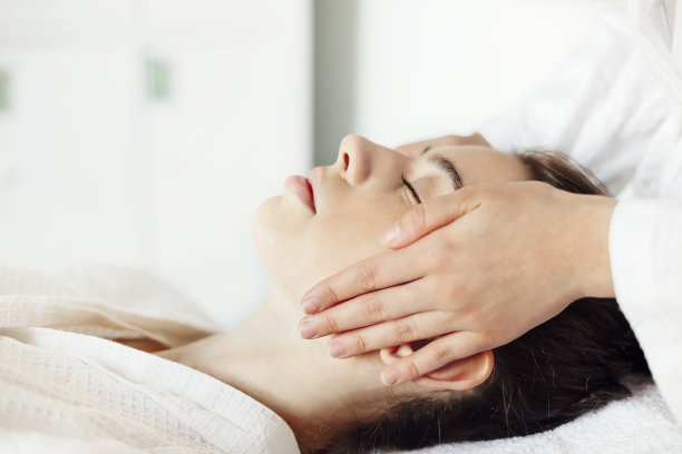 作物按摩治疗师按摩客户的脸图片下载