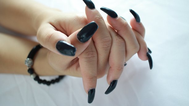 模特们把手拉近图片下载