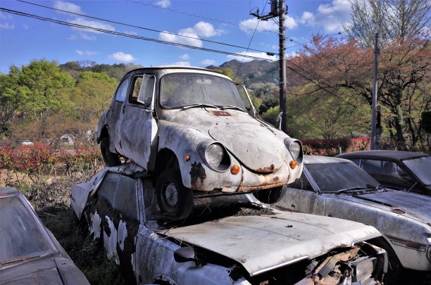 旧的报废汽车，废弃的复古车，用于废物处理场回收图片下载