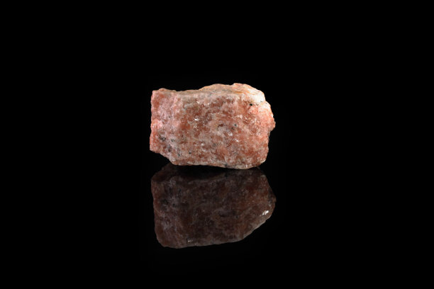 天然矿物岩石标本-粉红色大理石从斯莱迪扬卡，贝加尔湖，俄罗斯黑色玻璃背景。图片下载