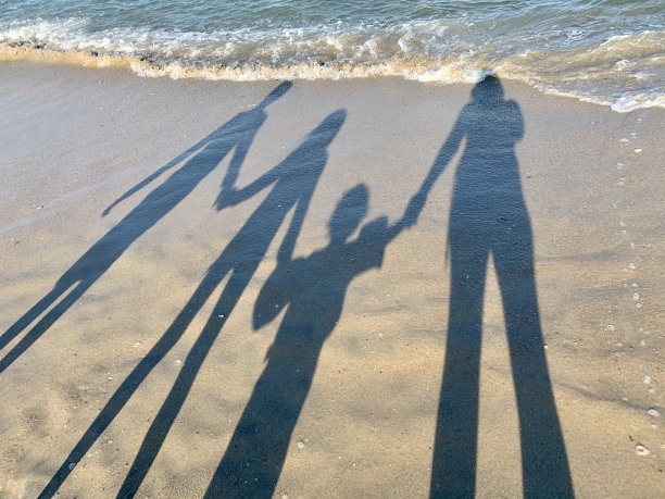 海滩上家人的影子图片下载