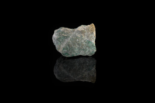 天然岩石标本-绿色listite, listwanite矿物从别列佐夫斯克，乌拉尔，俄罗斯在黑色玻璃背景。图片下载