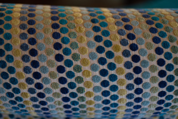 图案的彩色织物斑点在一个圆柱形图片下载