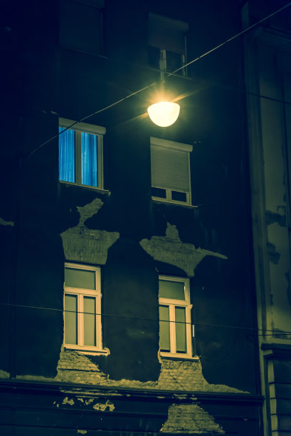 街灯和破败的立面图片下载