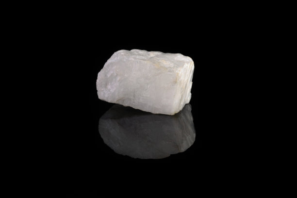 原蓝色方解石从斯莱迪扬卡，贝加尔湖，俄罗斯在黑色玻璃背景。图片下载