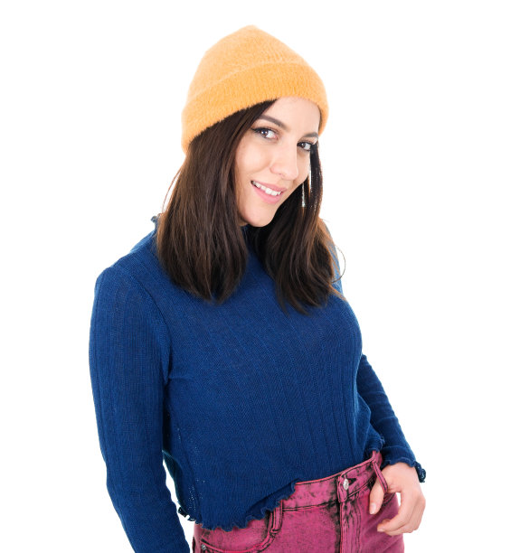 半长微笑的年轻女子站在镜头前，孤立在白色背景中。漂亮女孩摆姿势，手放在口袋里。好心情图片下载