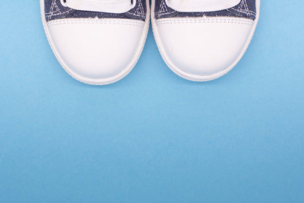蓝色背景的白色部分运动鞋。体育运动图片下载