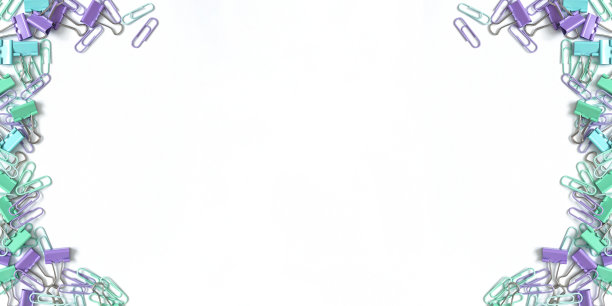 白色背景上的多色回形针。放置你的文本。前视图。横幅。图片下载