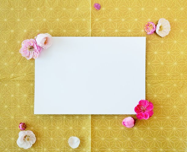 模型的长方形白色卡片装饰梅花在黄色麻叶日本图案的背景，放置水平图片下载