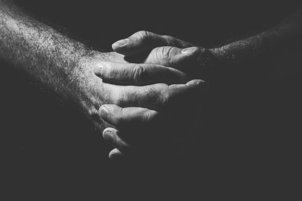 双手合十或祈祷，黑白两色图片下载