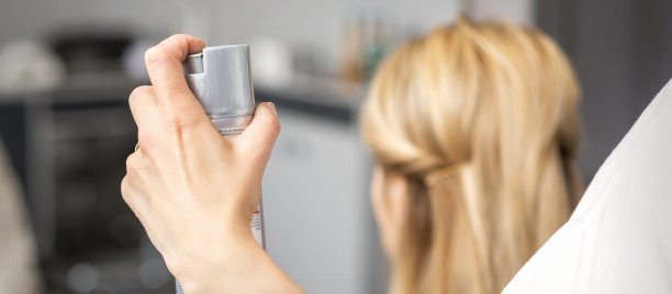 发型师给女人做头发图片下载