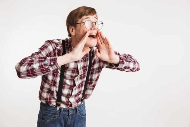 一个兴奋的年轻书呆子的肖像图片下载