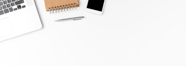 商务背景，有笔记本电脑，手机，笔记本和笔。办公桌面。横幅图片下载