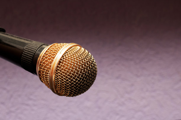 麦克风上的紫色背景接近图片下载