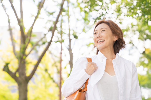 老年妇女，微笑图片下载