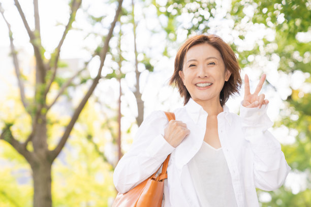 老年妇女，微笑图片下载