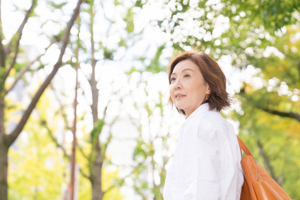 老年妇女，微笑图片下载