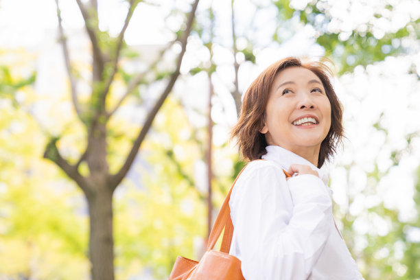 老年妇女，微笑图片下载