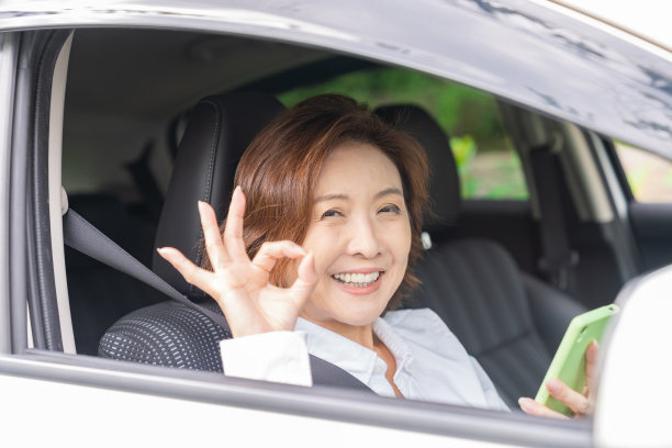 坐在车里的老年妇女，平板电脑，图片下载