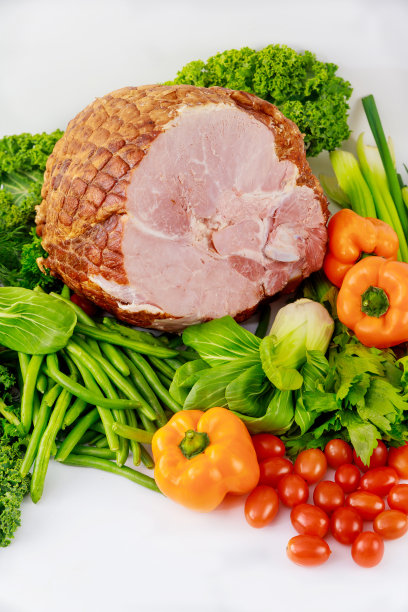 搭配新鲜蔬菜的均衡膳食火腿。图片下载